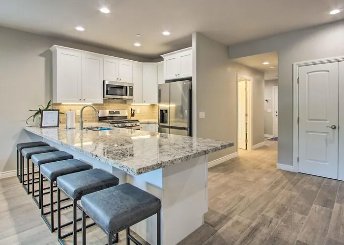 Walkable Townhome W/ Pool Access In Cave Creek!